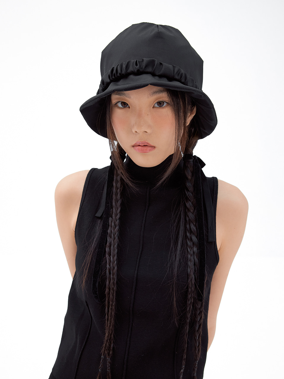 pointed frill bucket hat