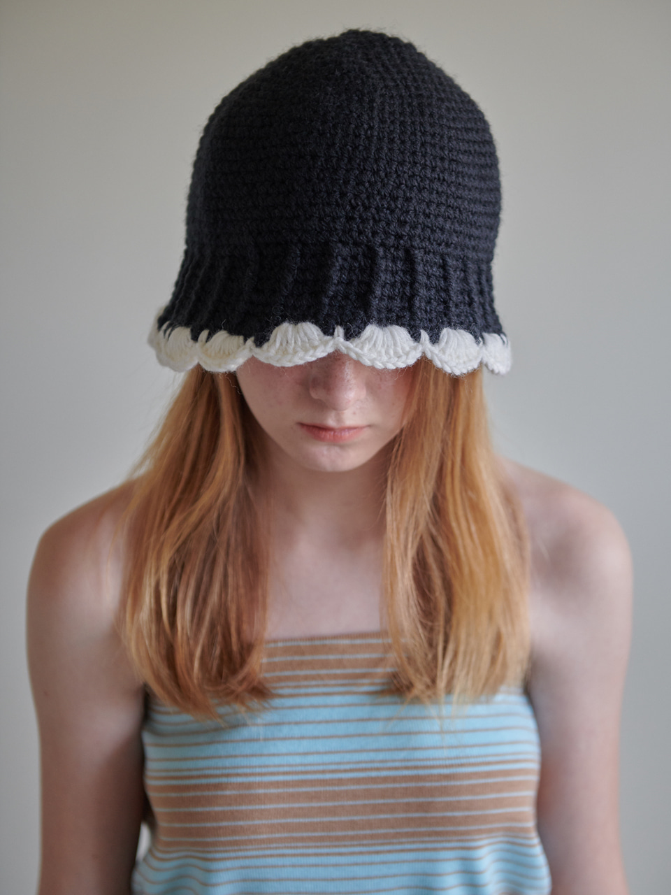 Flower bell hat (black and white)